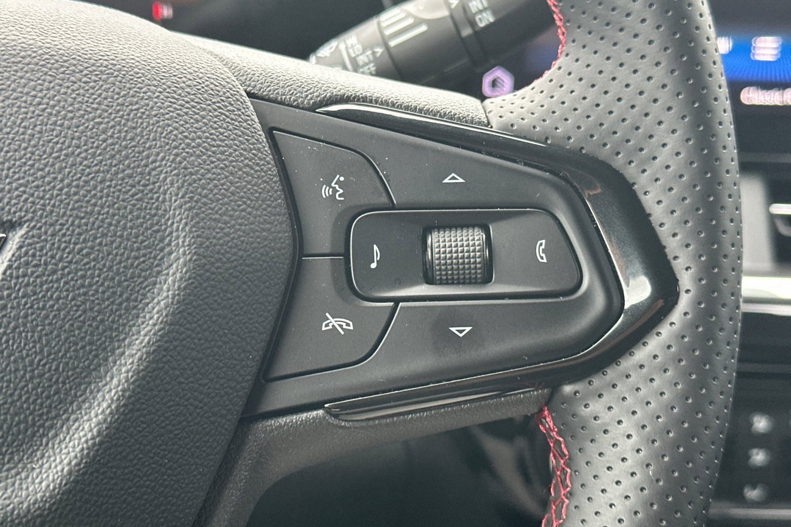 Used 2025 Chevrolet Trax RS w/ Driver Confidence Package image 37