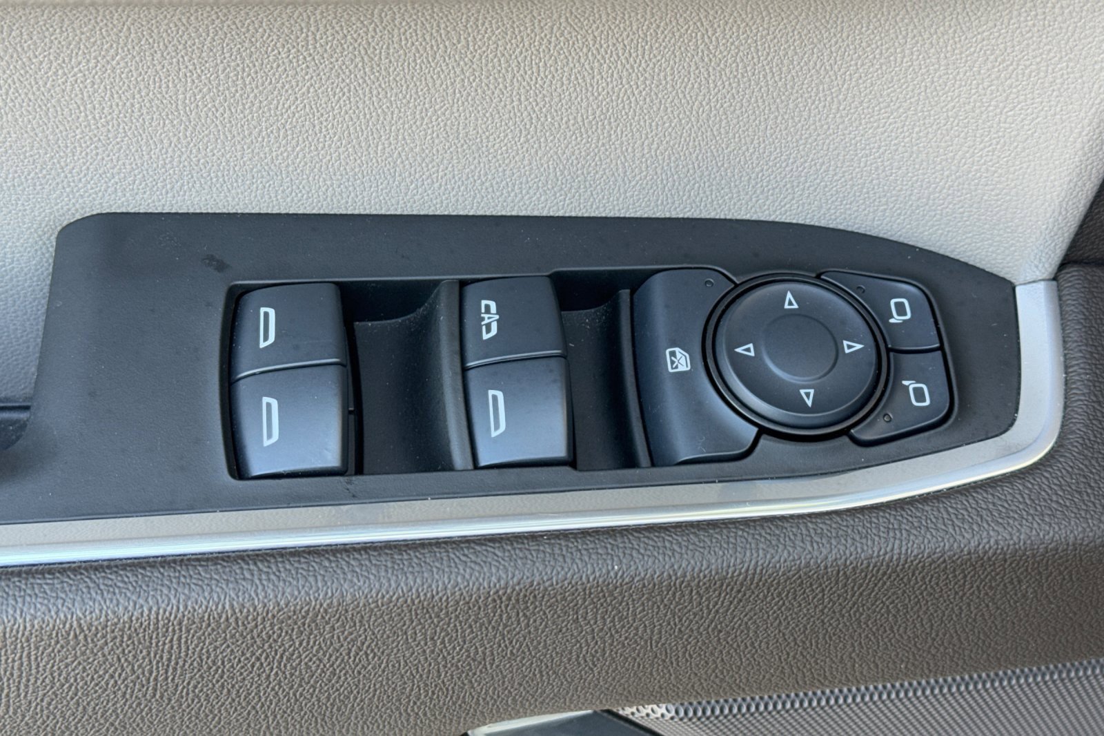 Used 2025 Chevrolet Silverado 1500 LT image 12