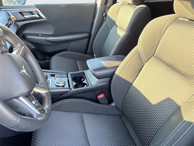 Used 2024 Mitsubishi Outlander ES image 25
