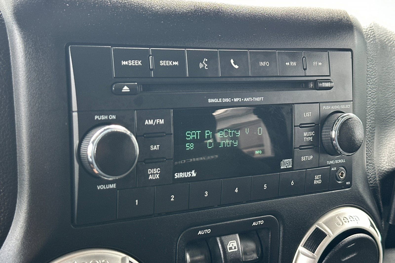 Used 2018 Jeep Wrangler Unlimited Rubicon w/ Connectivity Group image 19