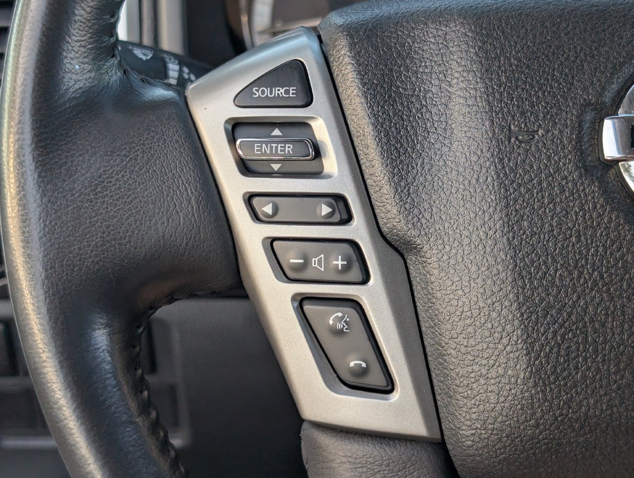 Used 2018 Nissan Titan SV w/ SV Convenience Package RWD image 24