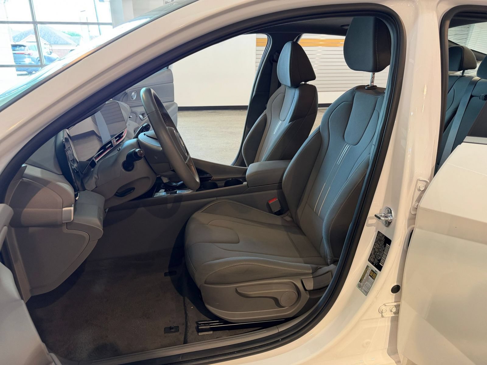 Used 2025 Hyundai Elantra SEL FWD image 27