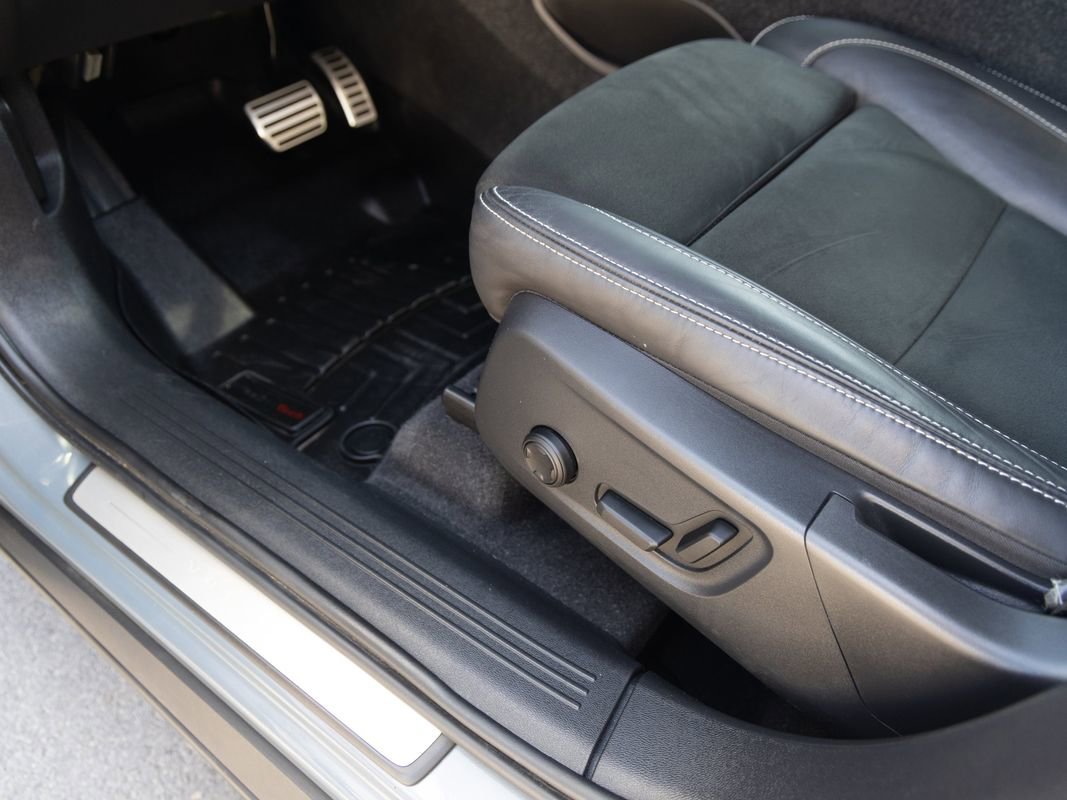 Used 2022 Volvo XC40 T5 R-Design image 13