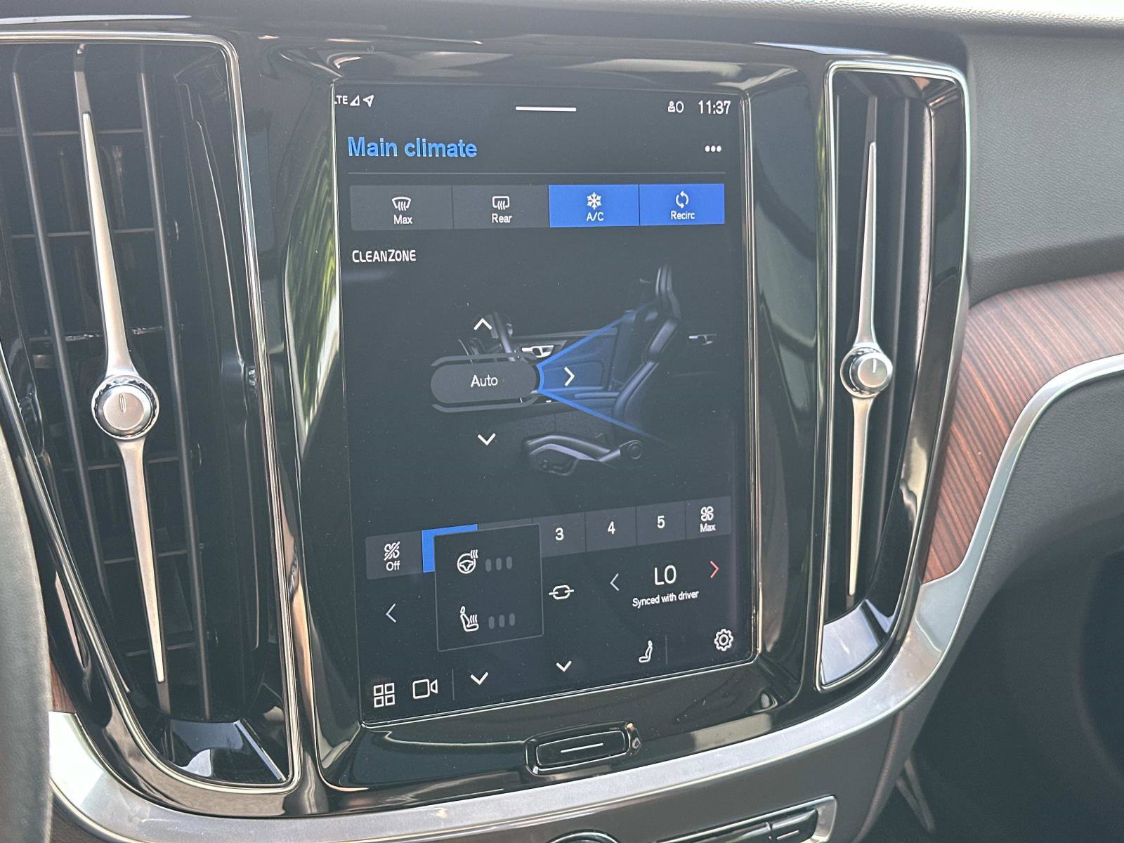 Certified 2023 Volvo V60 B5 Cross Country Plus w/ Climate Package image 11