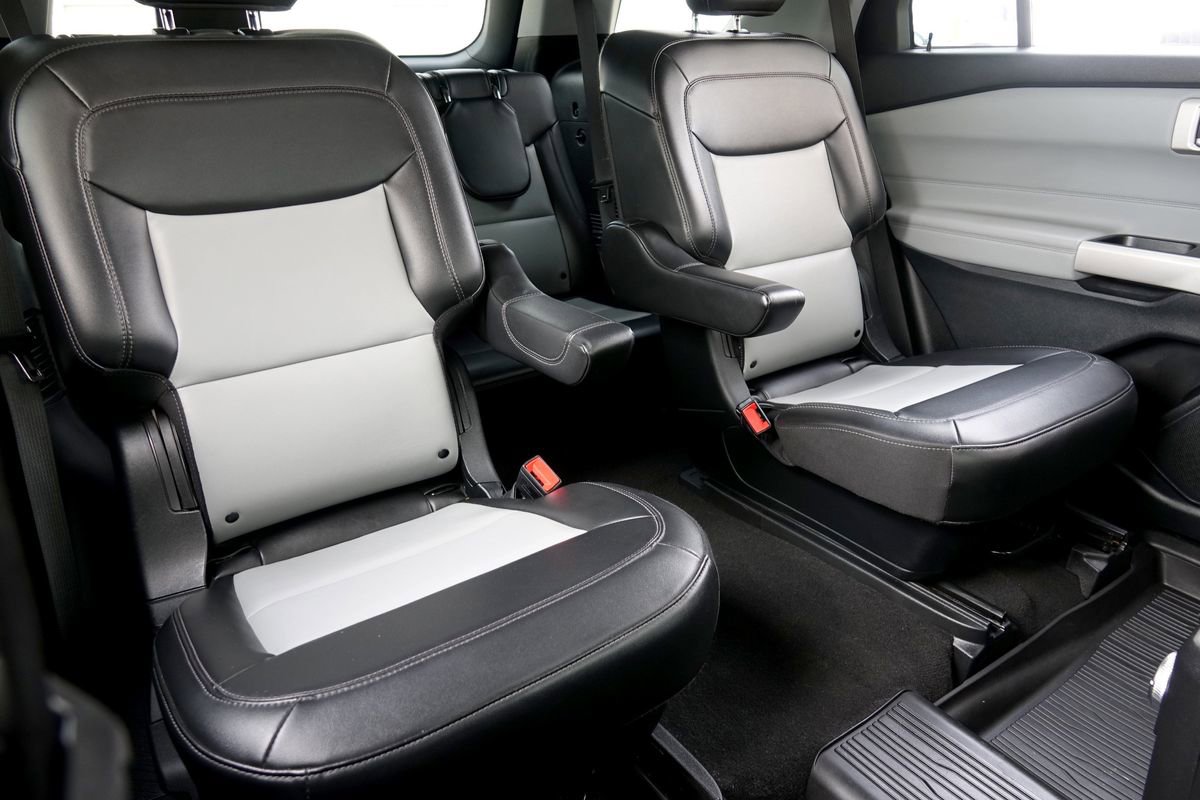 Used 2023 Ford Explorer XLT w/ Equipment Group 202A image 9