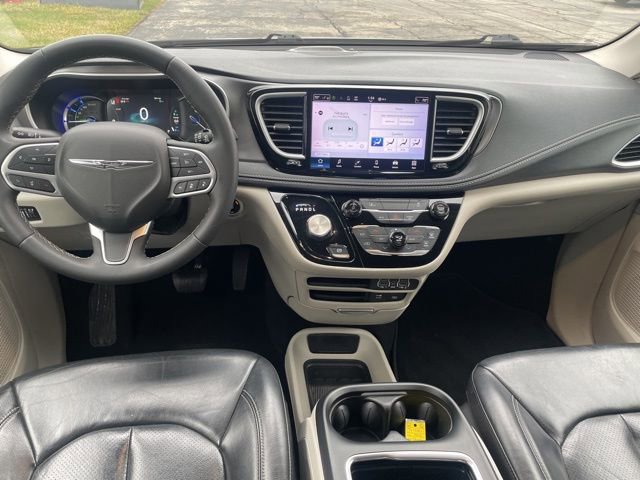 Used 2022 Chrysler Pacifica Touring-L image 3