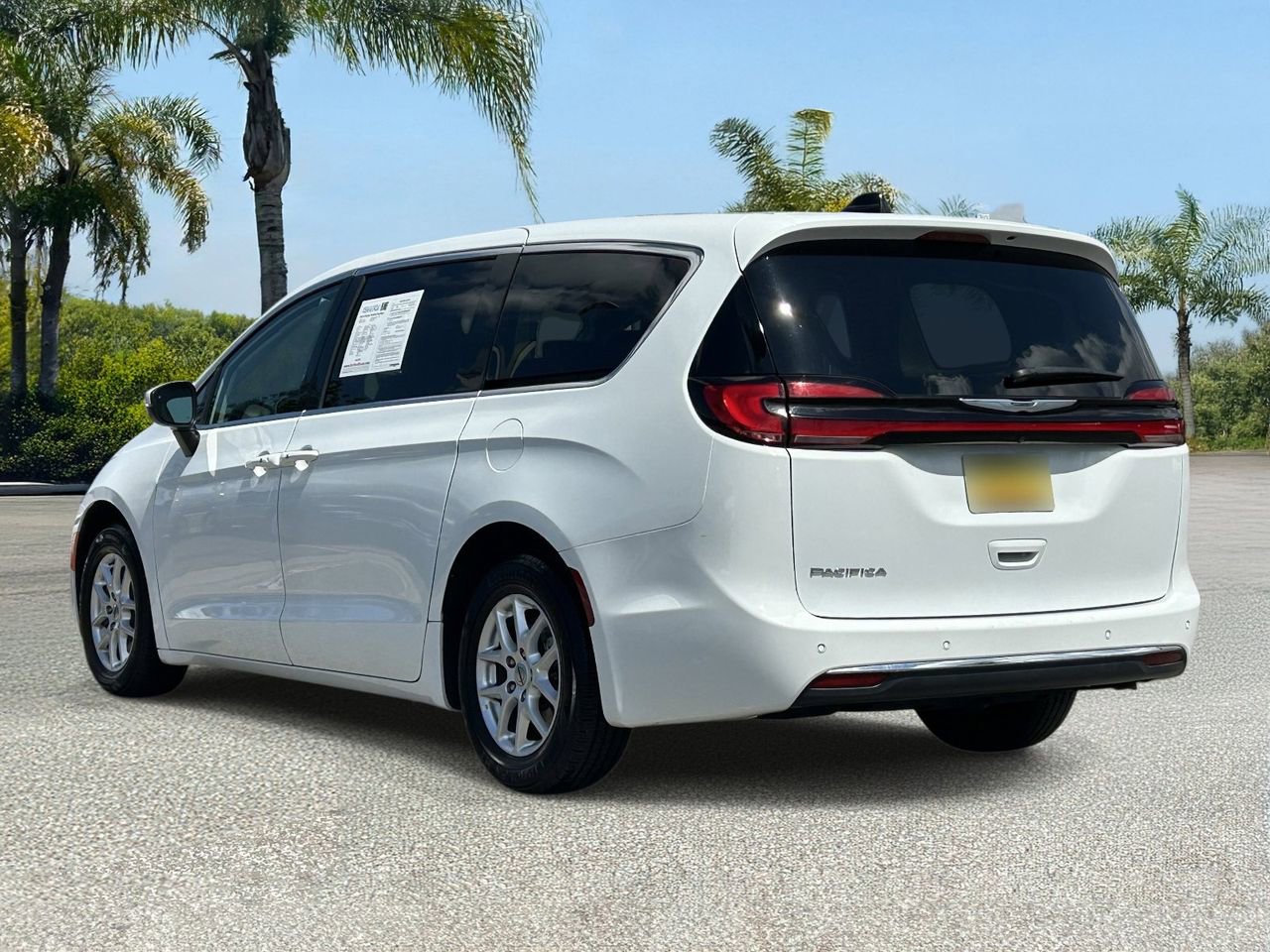 Used 2023 Chrysler Pacifica Touring-L image 3