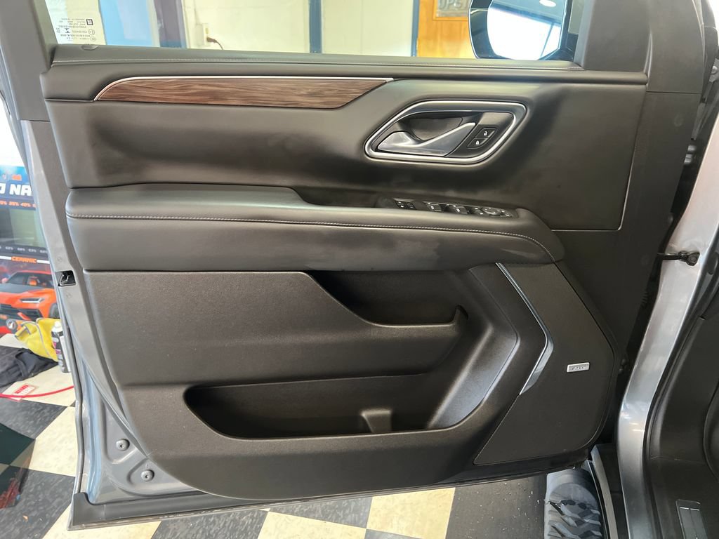 Used 2021 Chevrolet Tahoe Z71 w/ Luxury Package AWD/4WD image 38