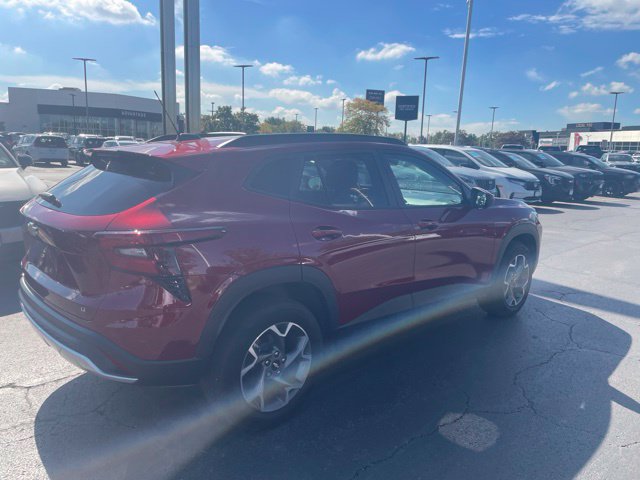 Used 2025 Chevrolet Trax LT FWD image 2
