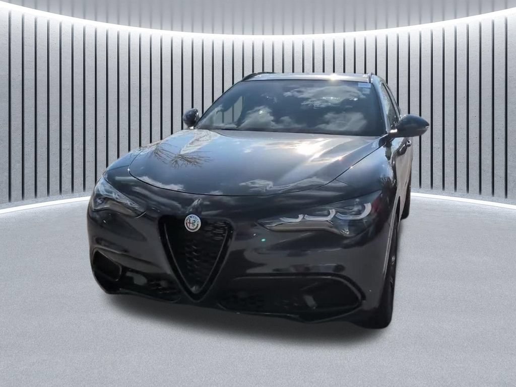Used 2025 Alfa Romeo Stelvio Sprint AWD/4WD image 17