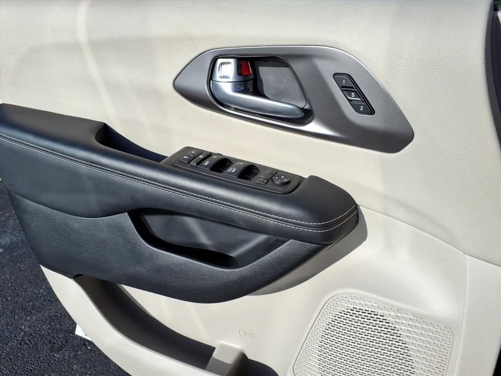 Used 2024 Chrysler Pacifica Touring-L image 11