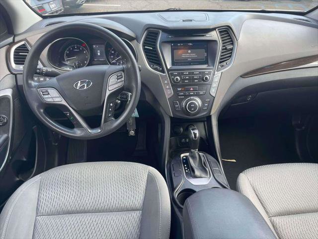 Used 2017 Hyundai Santa Fe SE image 12