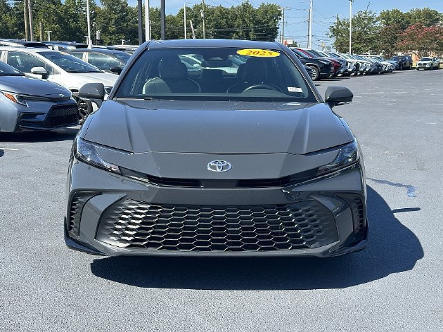 Used 2025 Toyota Camry SE FWD image 3