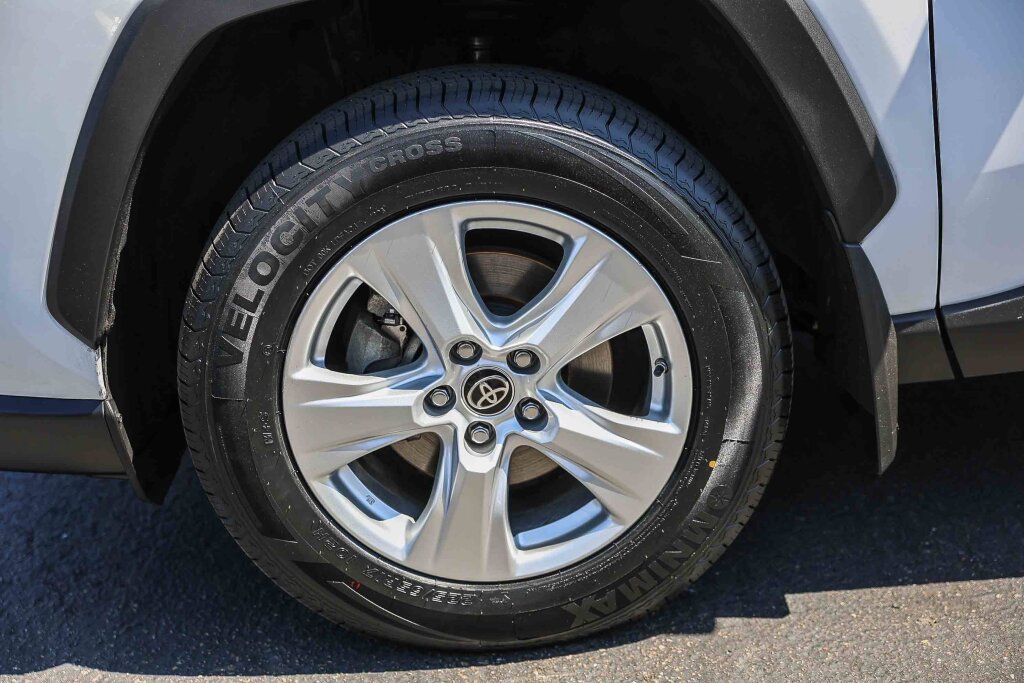 Certified 2021 Toyota RAV4 LE AWD/4WD image 28