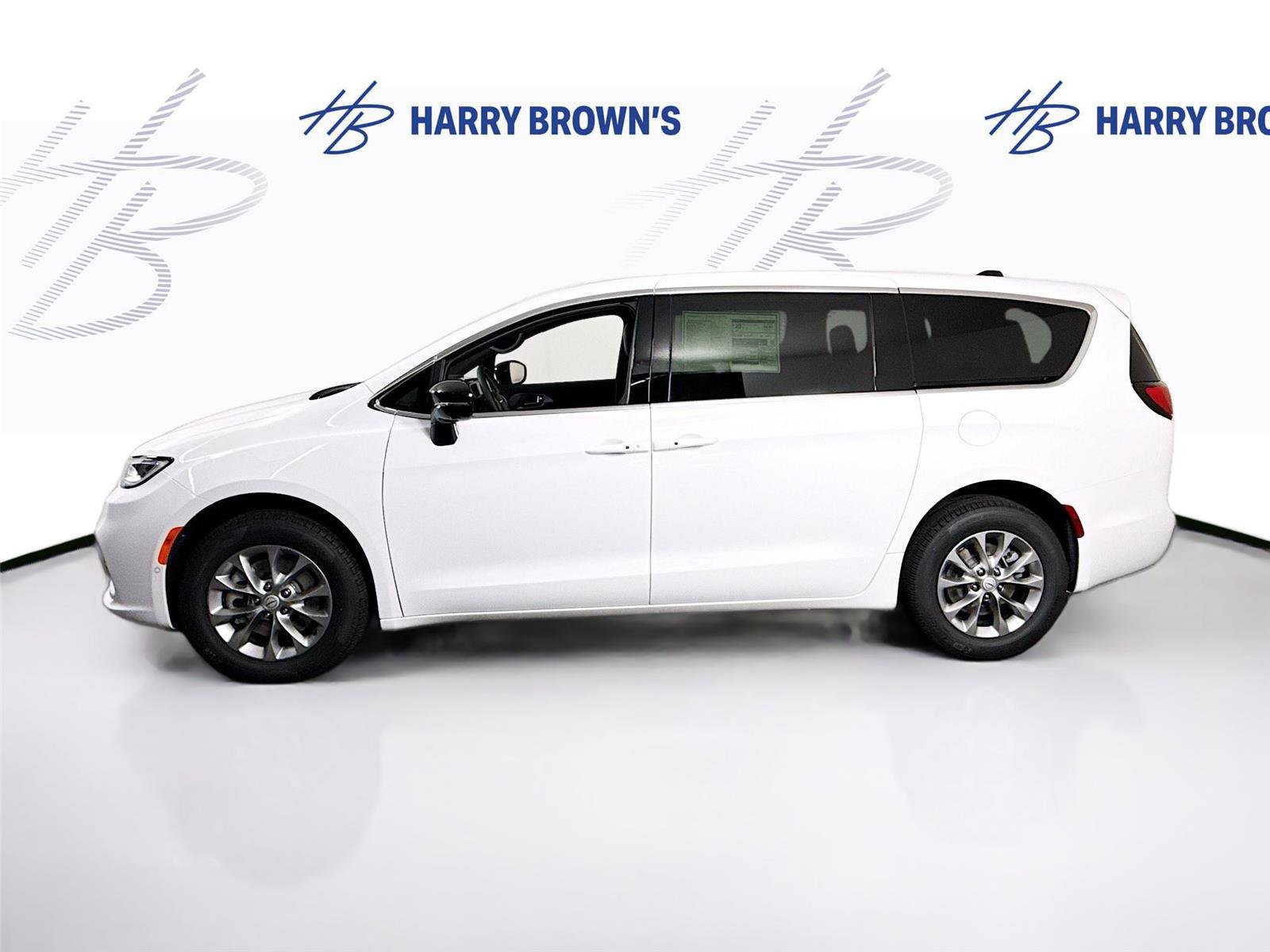 New 2026 Chrysler Pacifica Limited w/ Trailer Tow Group image 31