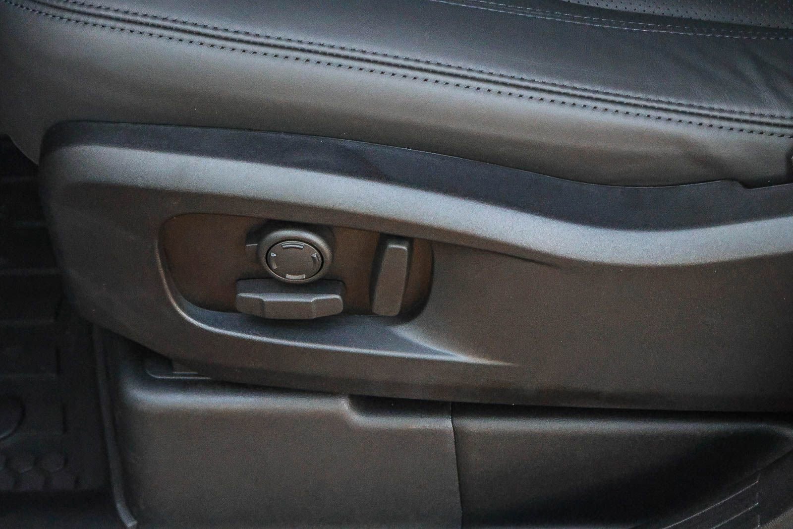 New 2026 Land Rover Defender 110 X-Dynamic SE image 31