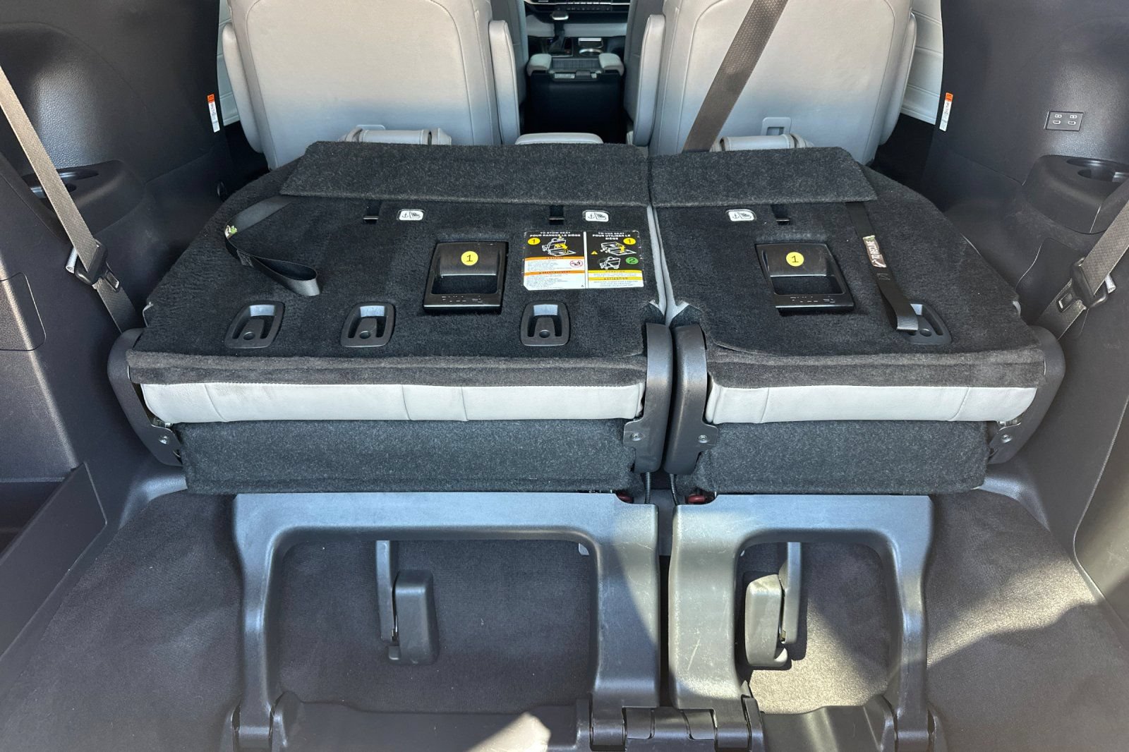 Used 2025 Toyota Sienna XLE FWD image 18