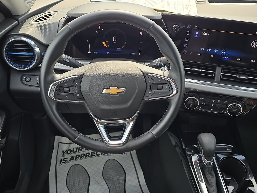 Used 2025 Chevrolet Trax LT w/ Driver Confidence Package FWD image 33