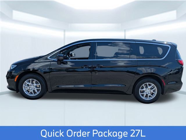 New 2025 Chrysler Pacifica Select image 2
