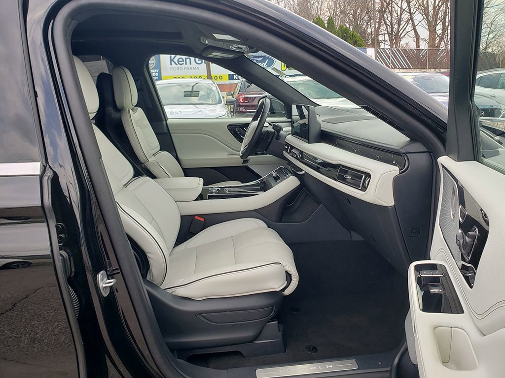 Used 2025 Lincoln Aviator Black Label AWD/4WD image 19