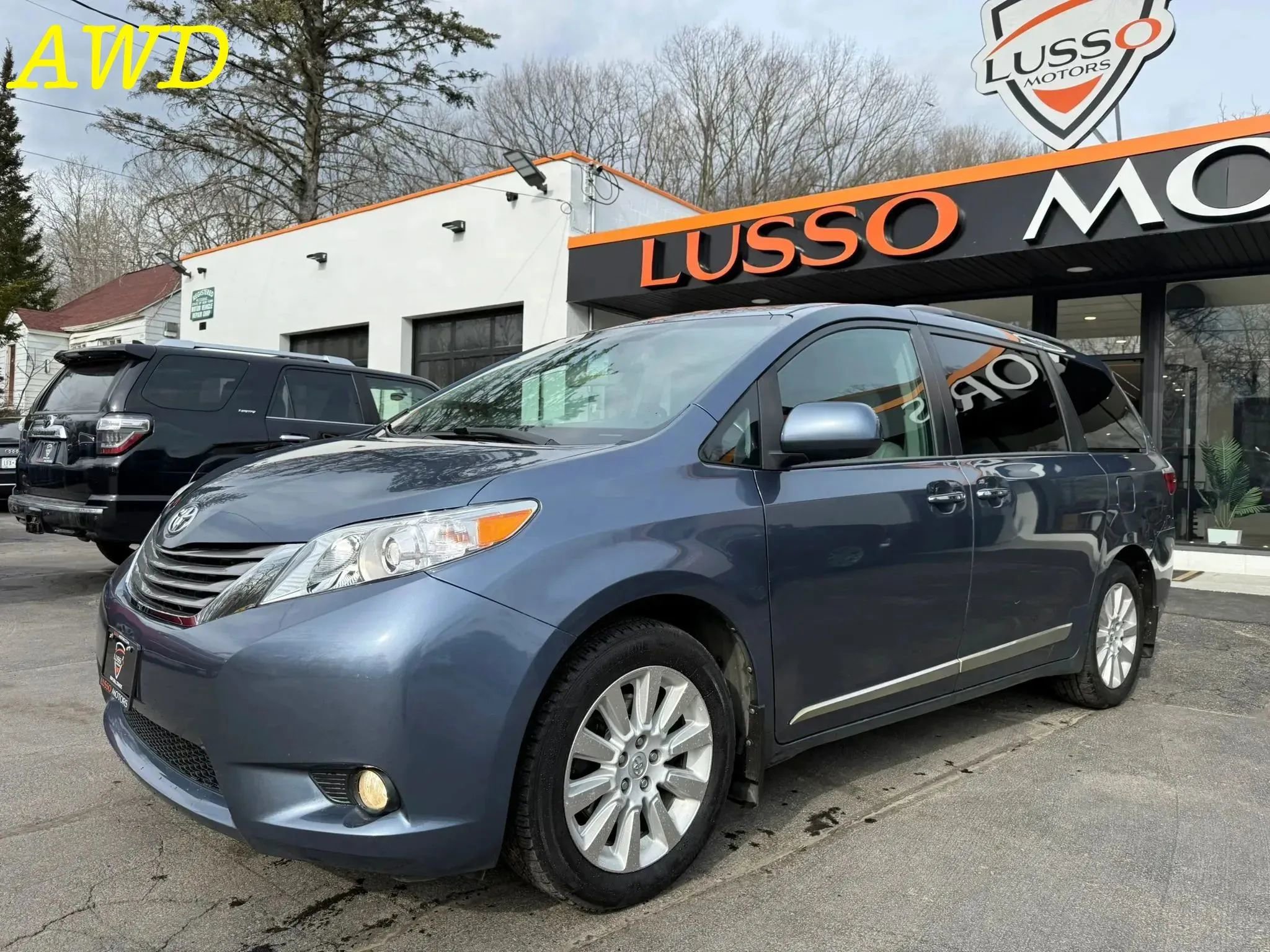 Used 2015 Toyota Sienna XLE w/ XLE Navigation Package AWD/4WD image 2
