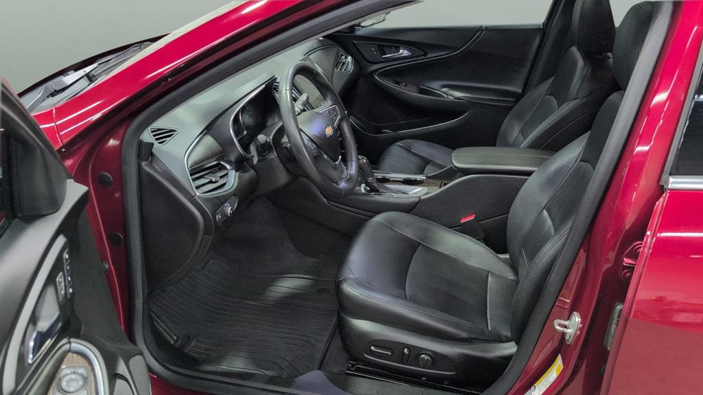 Used 2018 Chevrolet Malibu Premier w/ Premier Sun and Wheel Package FWD image 9
