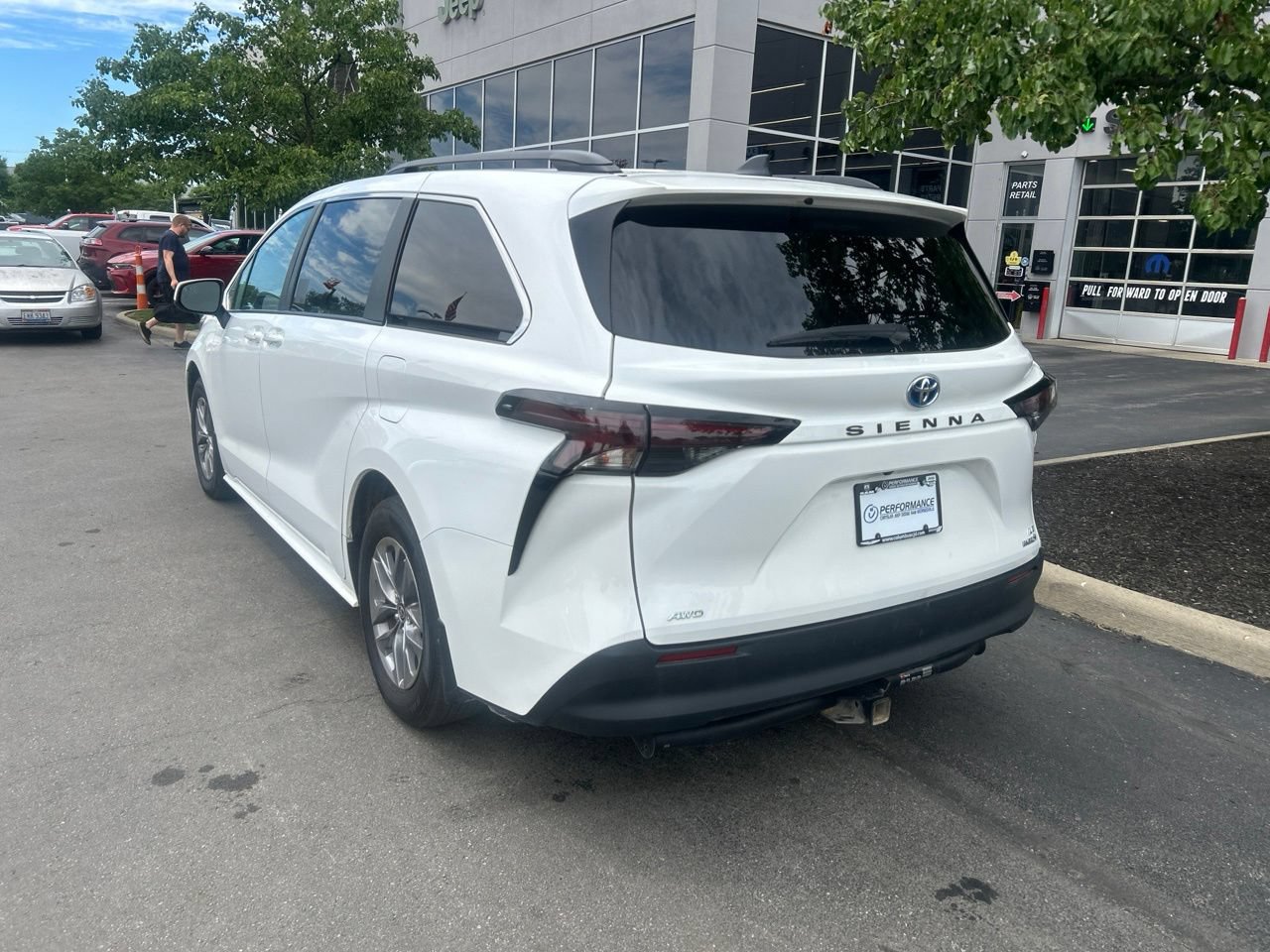 Used 2024 Toyota Sienna LE AWD/4WD image 5