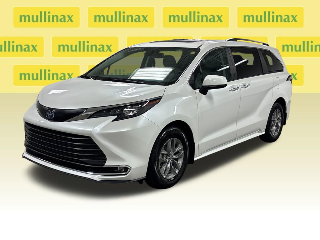 Used 2024 Toyota Sienna XLE FWD image 8