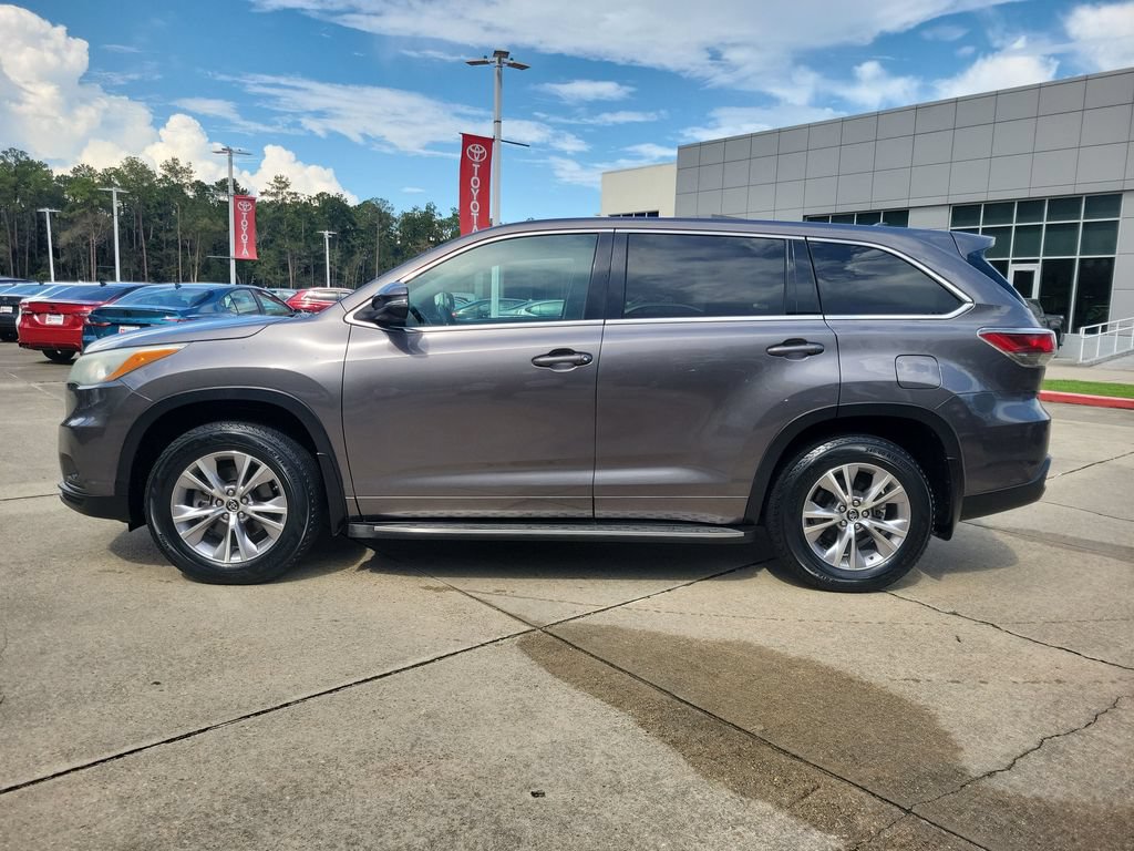 Used 2016 Toyota Highlander Plus FWD image 2