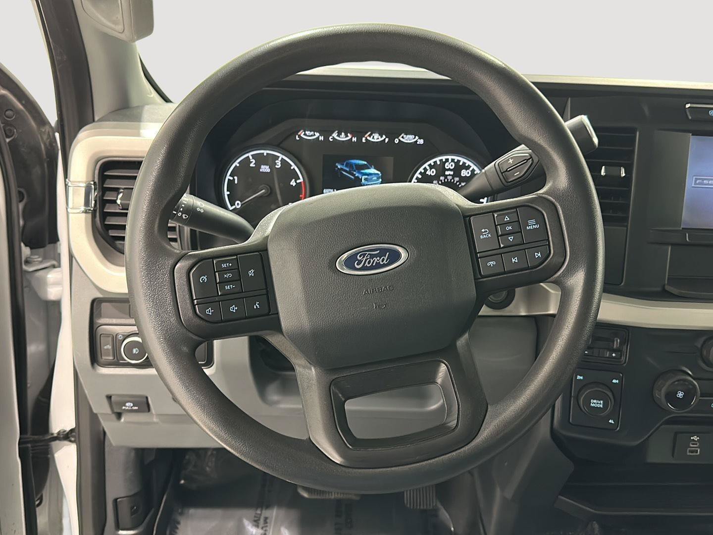 Used 2023 Ford F350 4x4 Crew Cab DRW Super Duty image 9