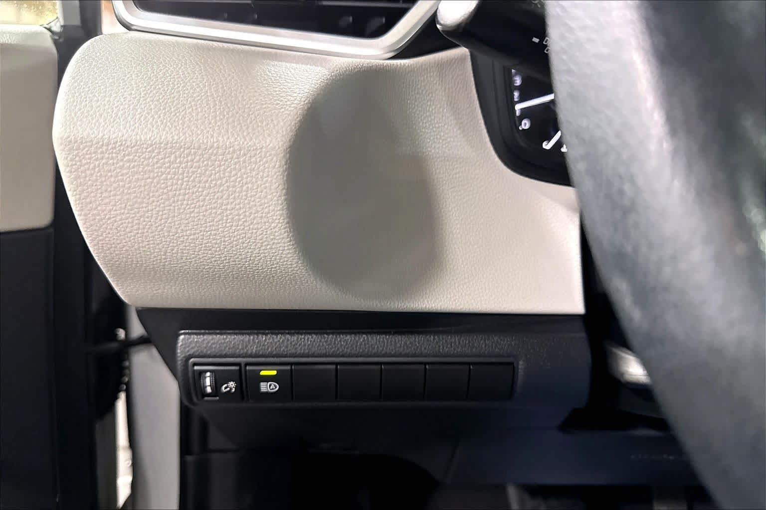 Used 2021 Toyota Corolla LE FWD image 34