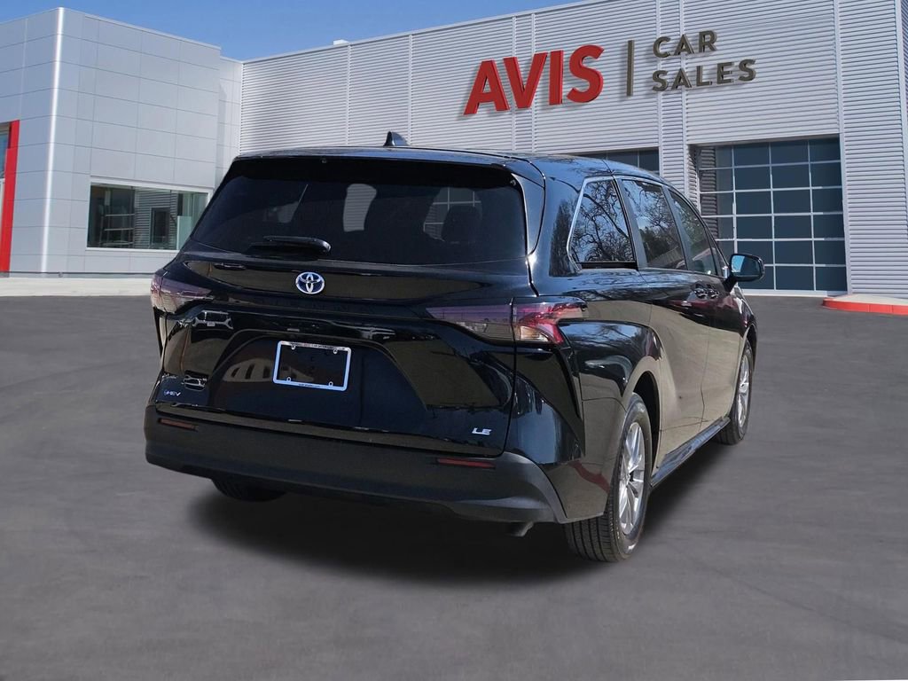 Used 2025 Toyota Sienna LE image 6