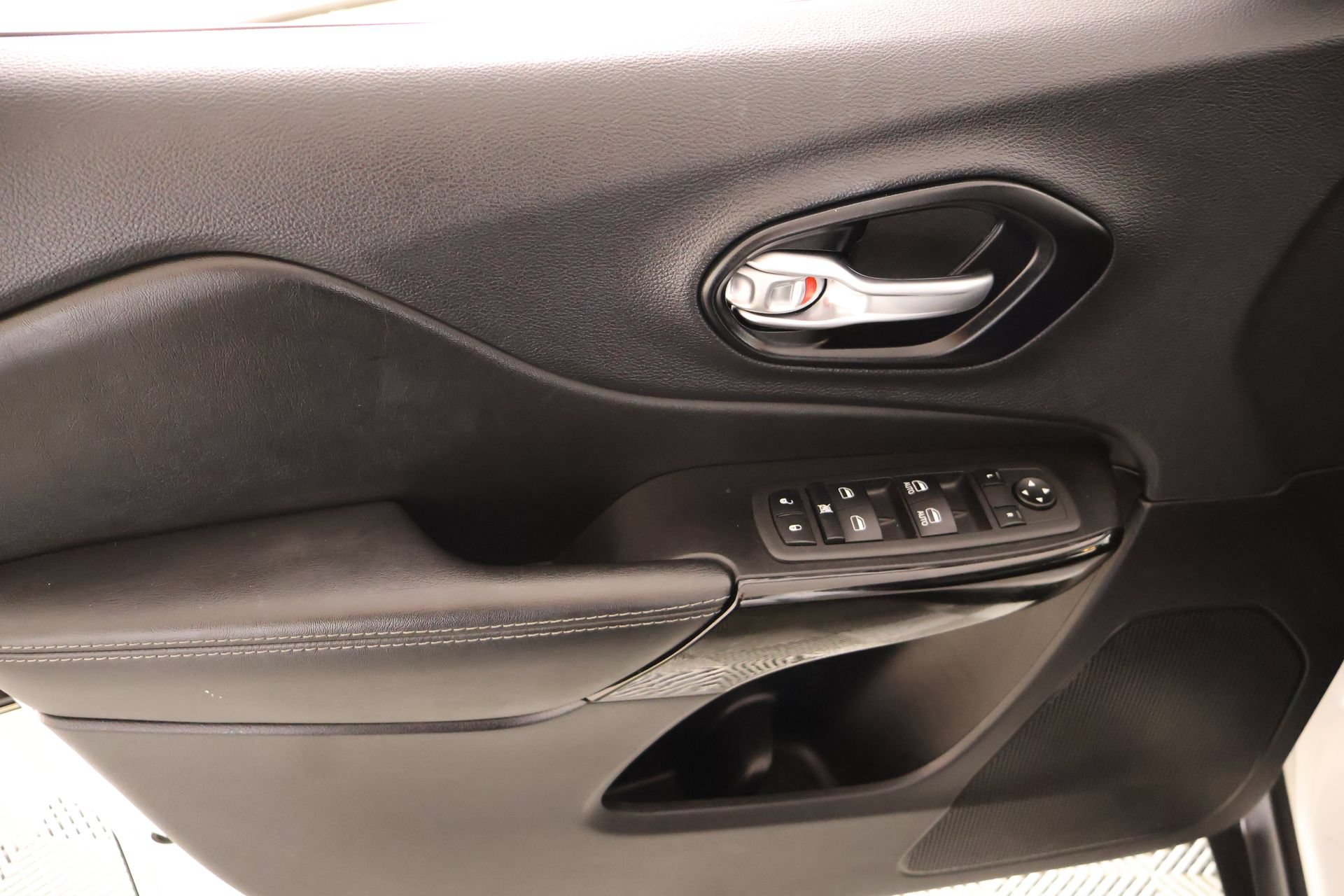 Used 2023 Jeep Cherokee Altitude Lux AWD/4WD image 16