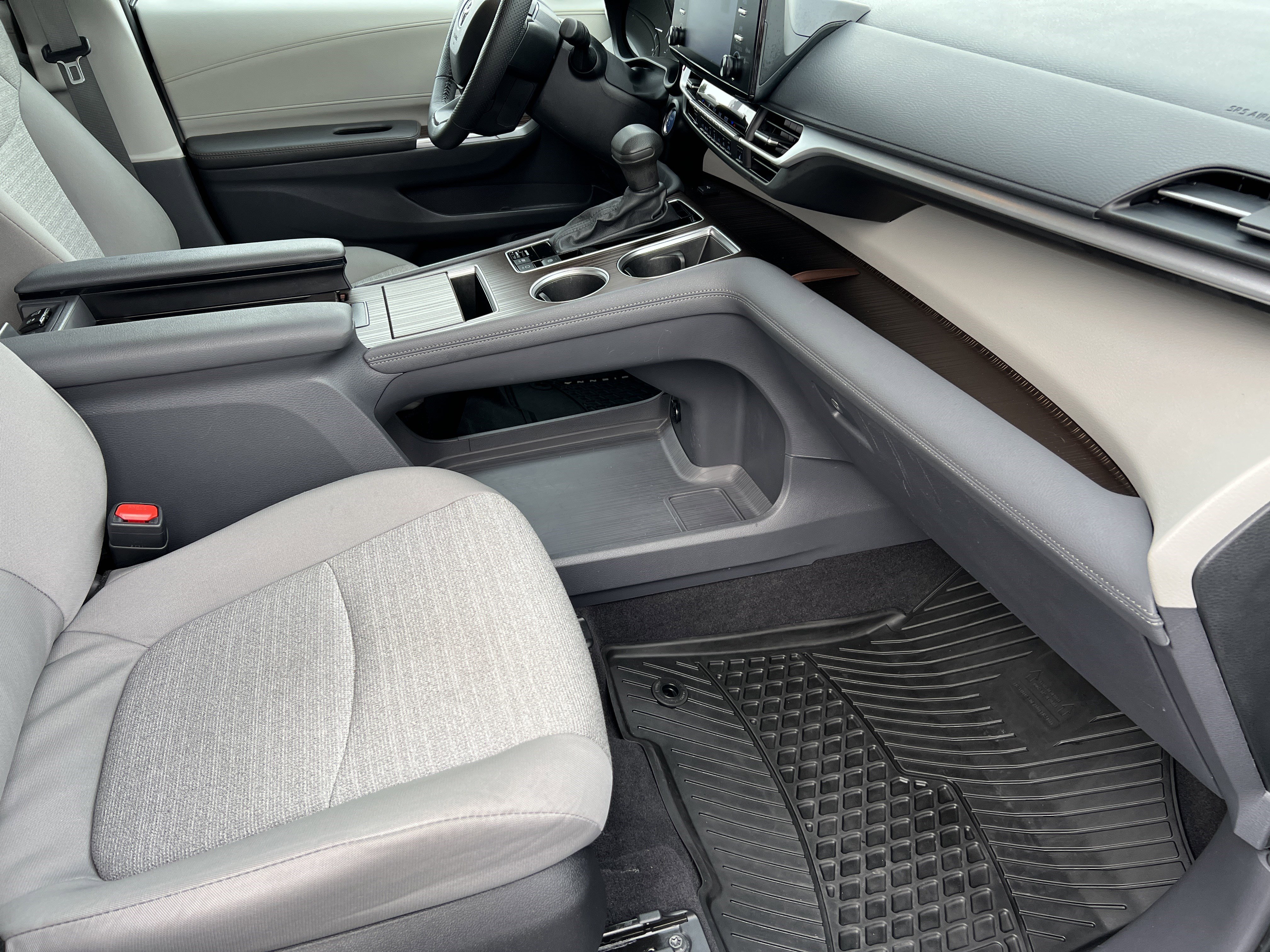 Used 2024 Toyota Sienna LE image 19