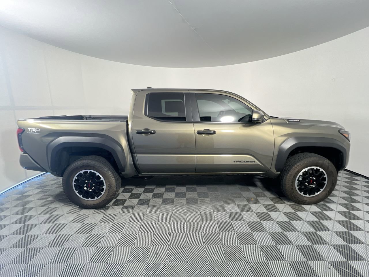 Used 2025 Toyota Tacoma TRD Off-Road AWD/4WD image 2