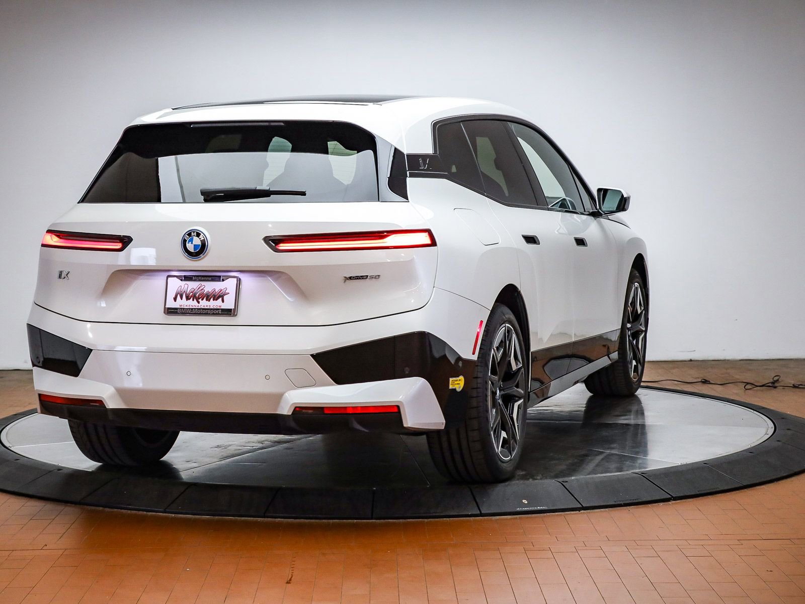 Used 2023 BMW iX xDrive50 w/ Sport Package image 5