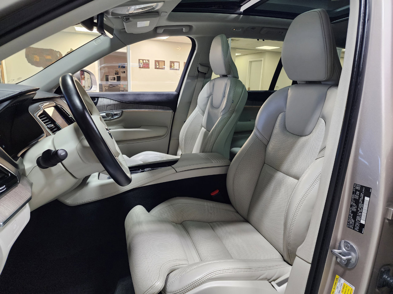 Used 2023 Volvo XC90 B6 Ultimate w/ Protection Package Premier image 15