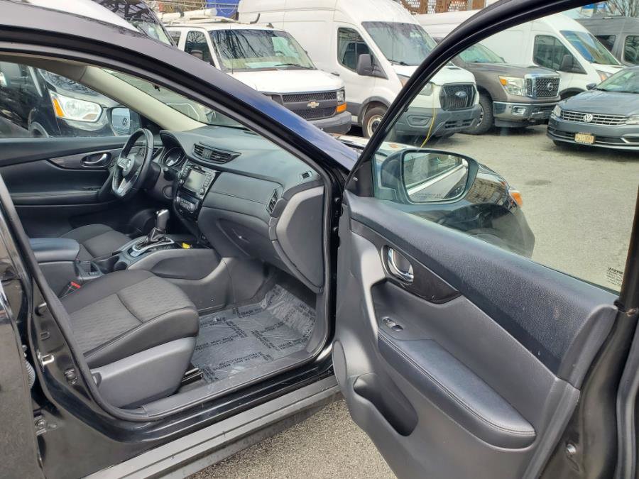 Used 2018 Nissan Rogue SV image 9
