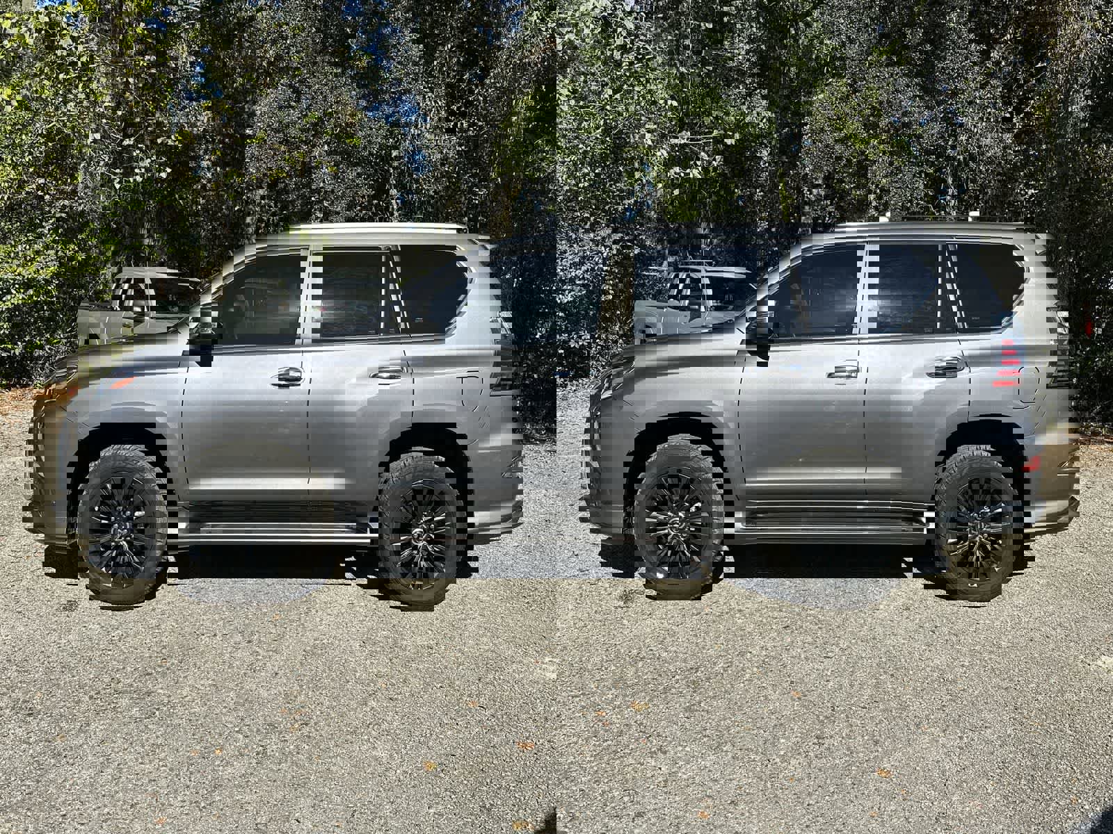 Used 2023 Lexus GX 460 Luxury w/ Sport Design Package image 3