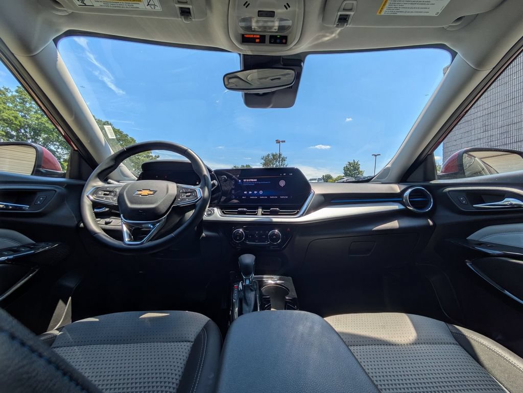 Used 2025 Chevrolet Trax LT w/ LT Convenience Package FWD image 25
