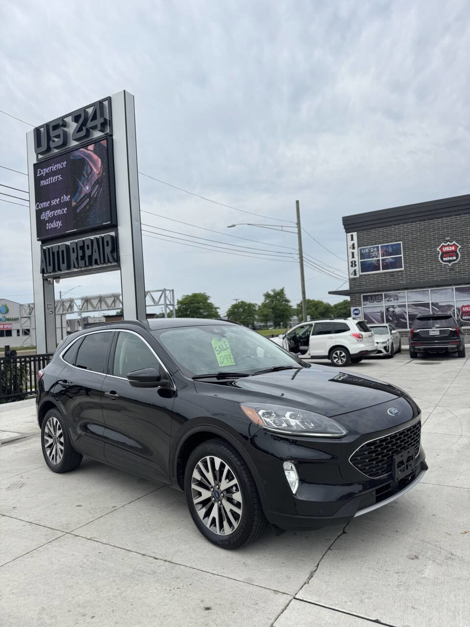 Used 2020 Ford Escape Titanium image 1
