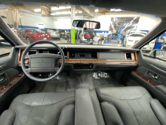 Used 1994 Lincoln Town Car Signature RWD image 27