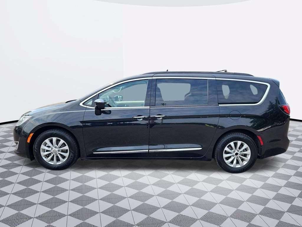 Used 2017 Chrysler Pacifica Touring-L FWD image 3