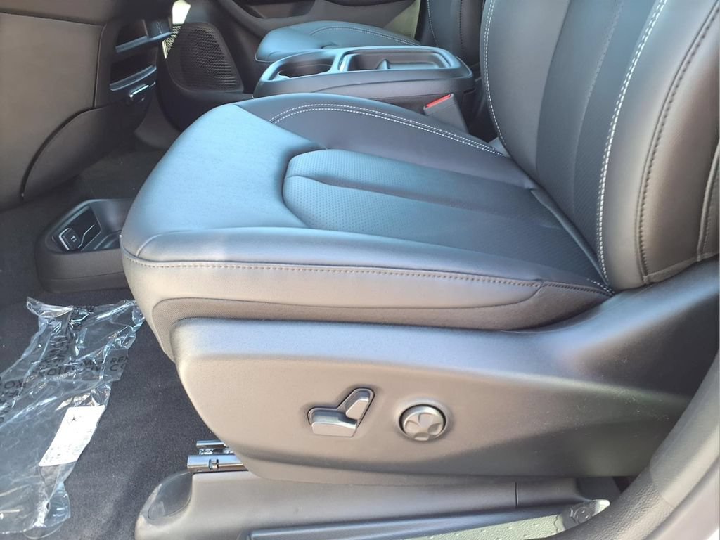 New 2027 Chrysler Pacifica Select AWD/4WD image 13