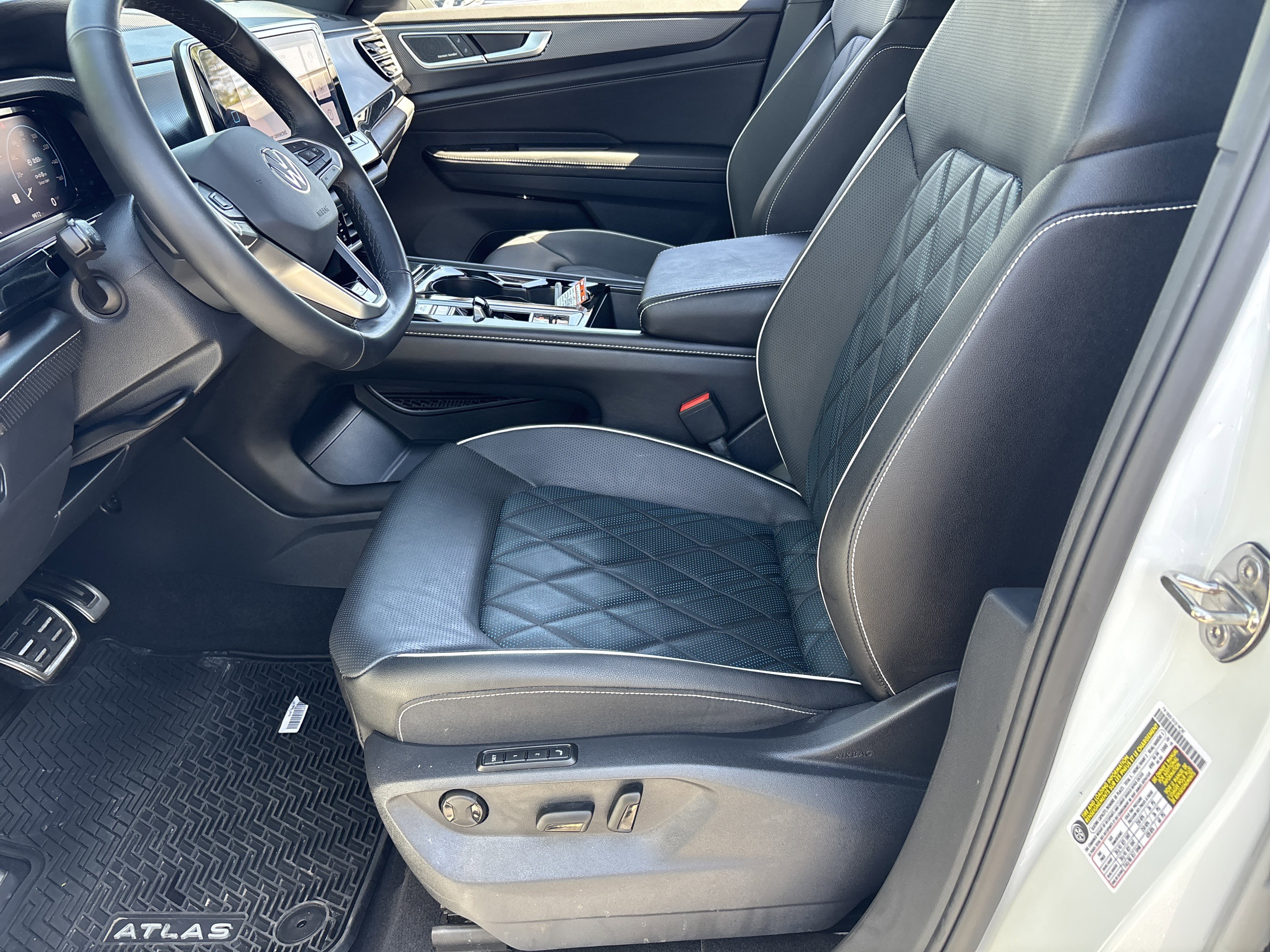 Used 2025 Volkswagen Atlas Cross Sport SEL Premium R-Line image 18