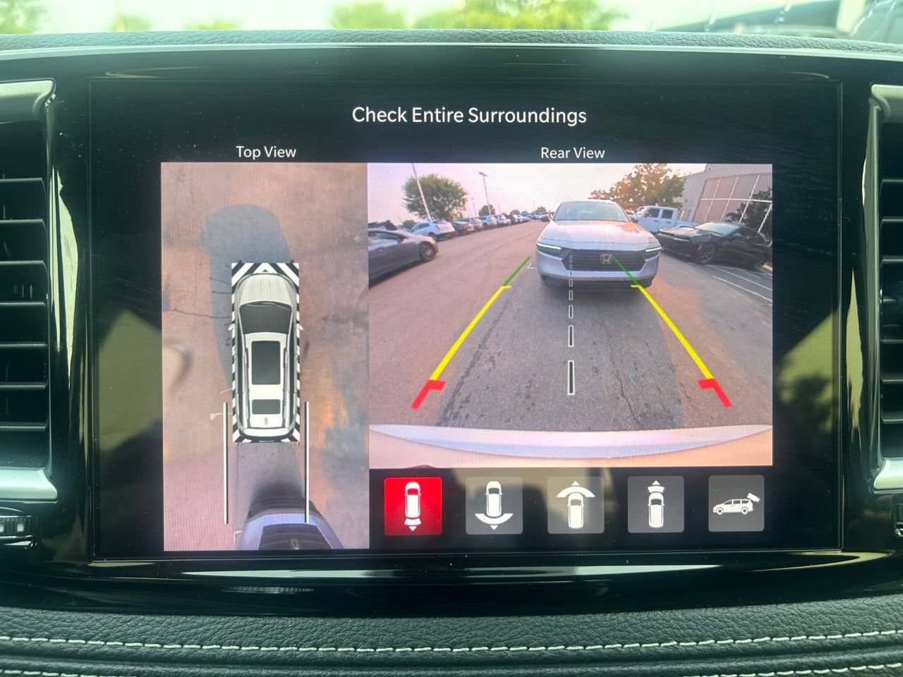 Used 2024 Chrysler Pacifica Touring-L w/ Uconnect Theater Family Group FWD image 24