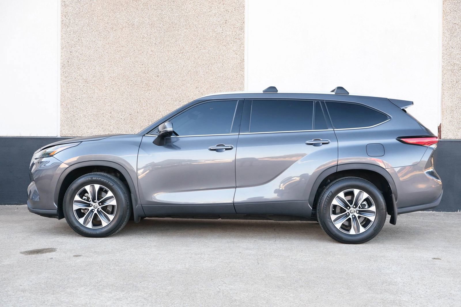 Used 2022 Toyota Highlander XLE image 6