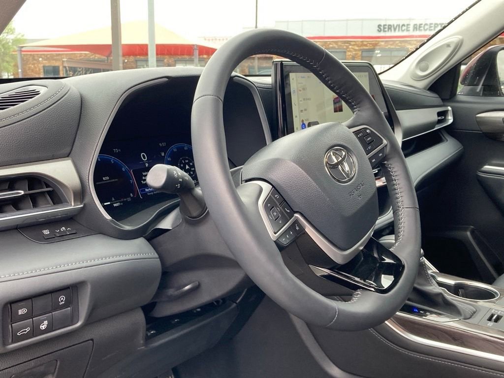 Certified 2025 Toyota Highlander Limited image 9