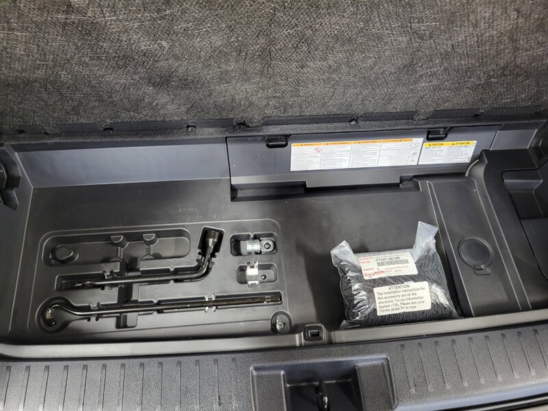 Used 2024 Toyota Highlander XLE AWD/4WD image 62