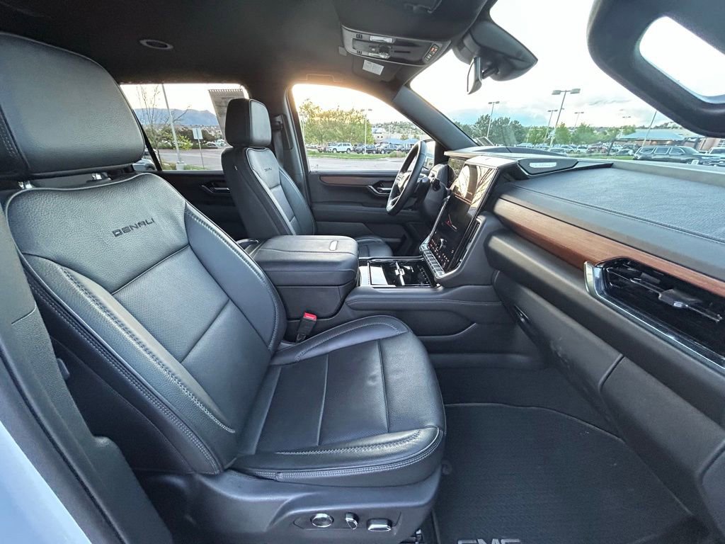 Used 2025 GMC Yukon XL Denali AWD/4WD image 31